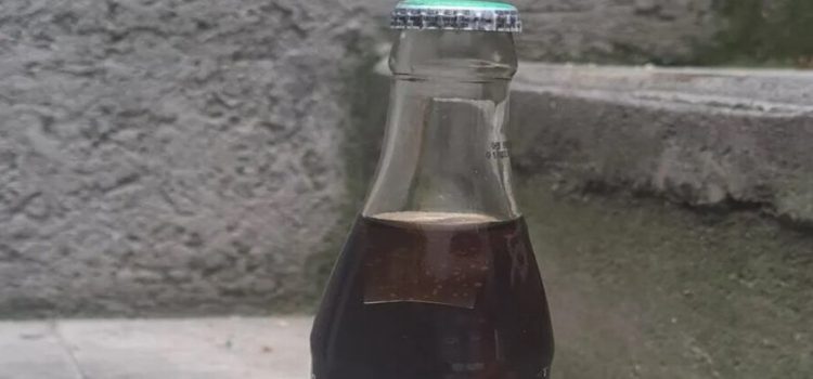 Clientes de una taquería encontraron un extraño objeto en una botella de Coca-Cola