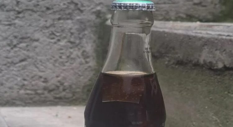 Clientes de una taquería encontraron un extraño objeto en una botella de Coca-Cola