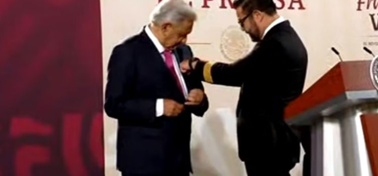 AMLO se convierte en el primer piloto de Mexicana de Aviación