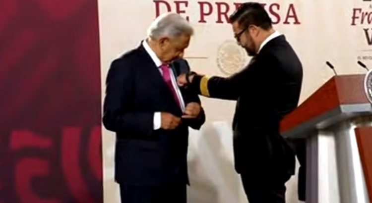 AMLO se convierte en el primer piloto de Mexicana de Aviación