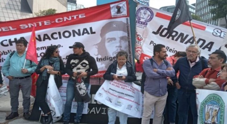 Integrantes de la CNTE se manifestaron ante la Cámara de Diputados en CdMx