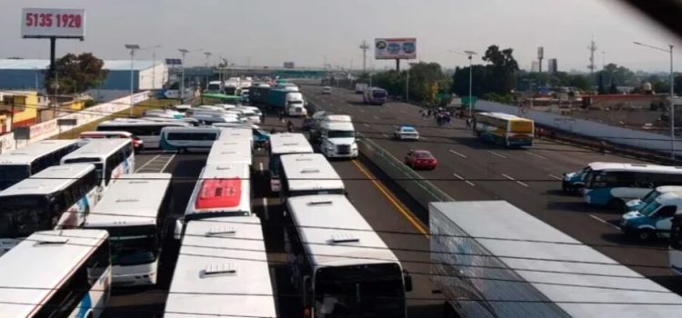 Transportistas bloquearon la Autopista México-Pachuca hacia Cdmx, exigen seguridad