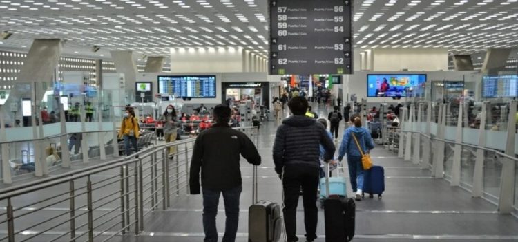 Reducción de vuelos en aeropuerto de Ciudad de México suscita críticas y dudas