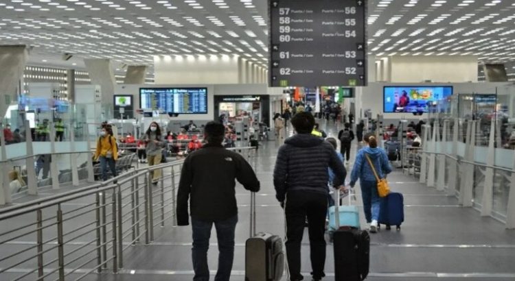 Reducción de vuelos en aeropuerto de Ciudad de México suscita críticas y dudas