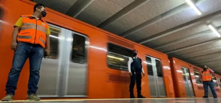 Rescatan a una persona de las vías de la Línea 7 del Metro