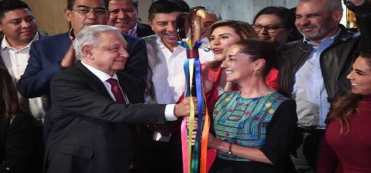 AMLO entregó el bastón de mando a Claudia Sheinbaum