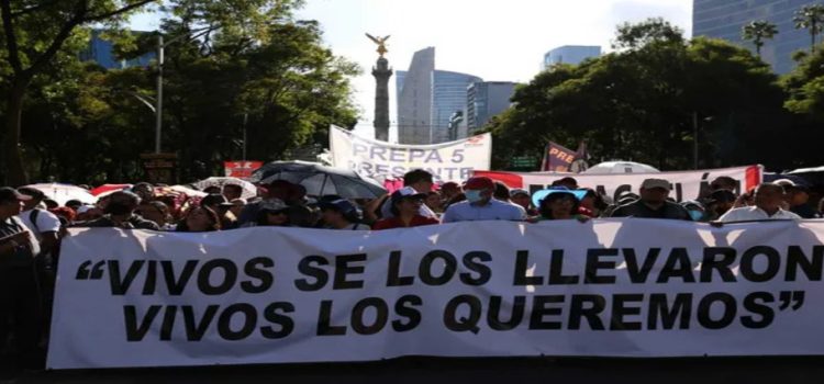 Marcha en CDMX por los desaparecidos de Ayotzinapa