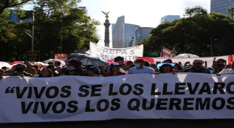 Marcha en CDMX por los desaparecidos de Ayotzinapa