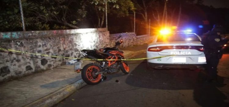 Motociclista pierde la vida al impactarse contra un muro en Tlalpan