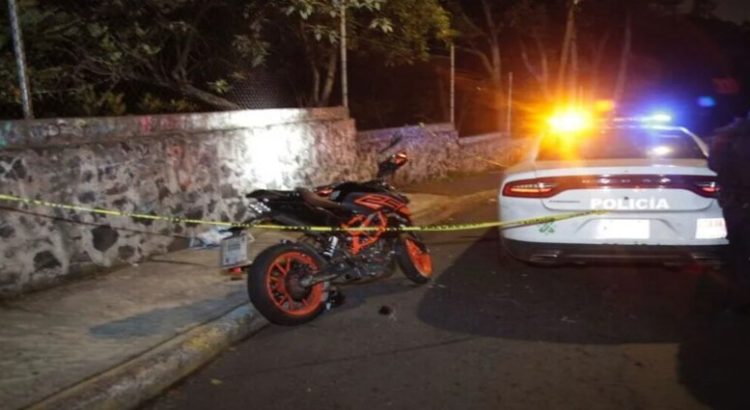 Motociclista pierde la vida al impactarse contra un muro en Tlalpan