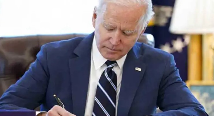 Firma Biden orden ejecutiva para controlar el desarrollo de la IA