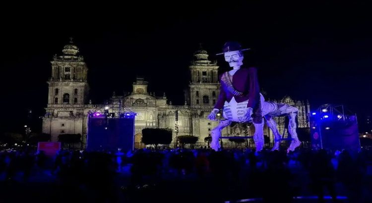 Inauguran Ofrenda Monumental de Día de Muertos en el Zócalo capitalino