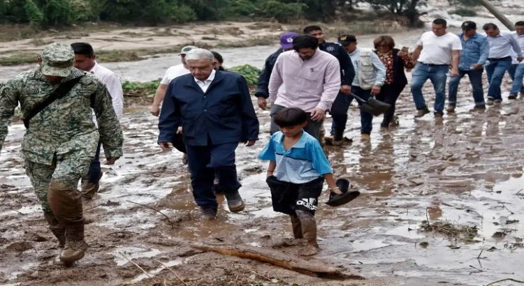 Vehículo de AMLO queda varado al evaluar los daños por Otis