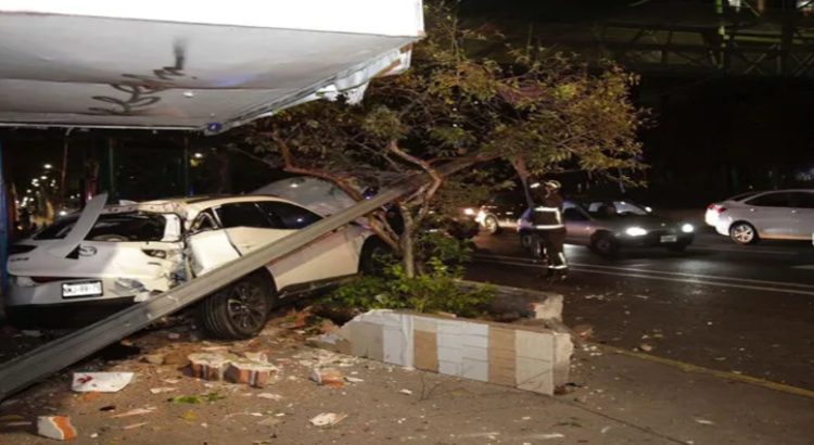 Camioneta familiar fue impactada por un automóvil en la calzada San Antonio Abad