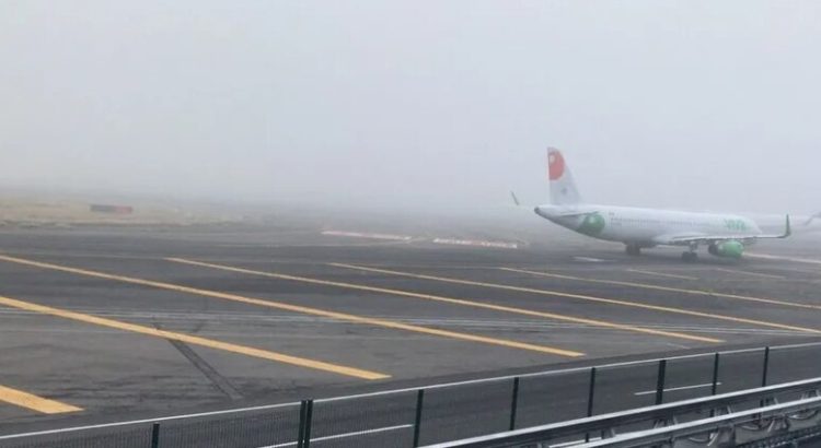 El AICM y AIFA suspendieron despegues y aterrizajes por banco de niebla