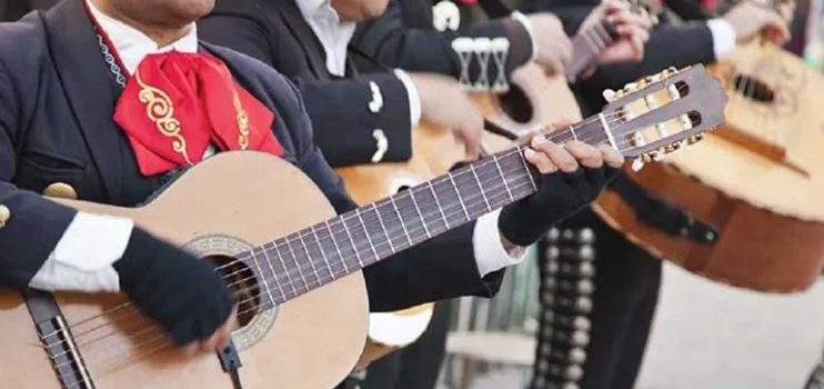 Le llevó serenata a su amante