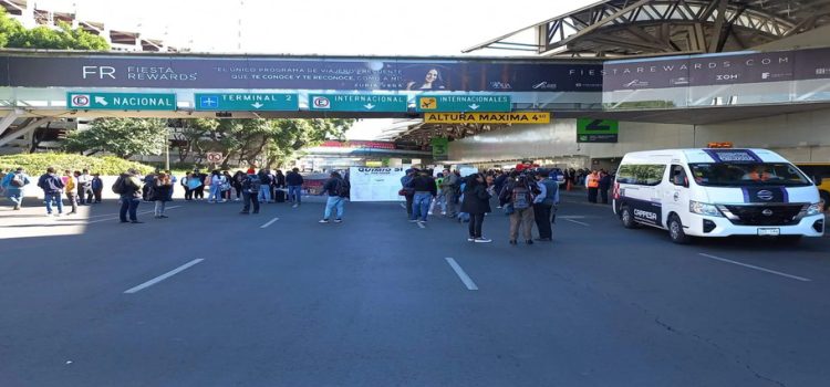 Manifestantes bloquean acceso al AICM para exigir quimioterapias