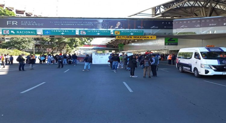 Manifestantes bloquean acceso al AICM para exigir quimioterapias