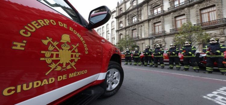 Gobierno de CDMX entrega nueva flotilla de vehículos al Cuerpo de Bomberos