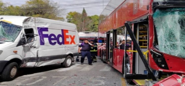 Accidente entre el Metrobús de CdMx y camioneta dejó 5 lesionados