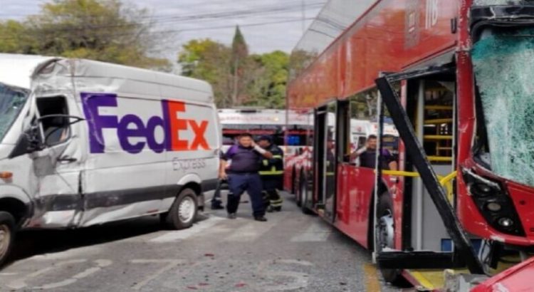 Accidente entre el Metrobús de CdMx y camioneta dejó 5 lesionados