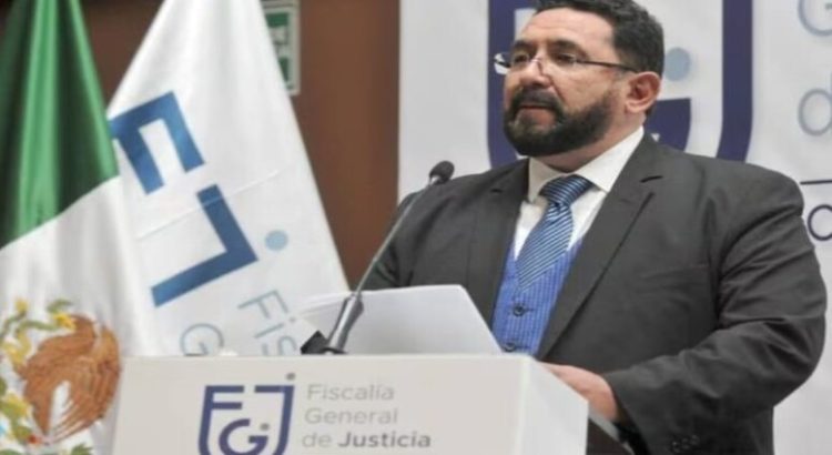 Ulises Lara se titula como licenciado en Derecho en ‘fast track’