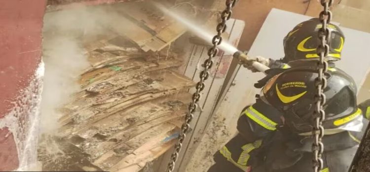 Bodega en Plaza de la Tecnología de CDMX fue consumida por el fuego