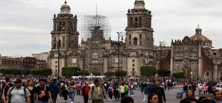 Capitalinos reciben bien la peatonalización del Zócalo de la CDMX