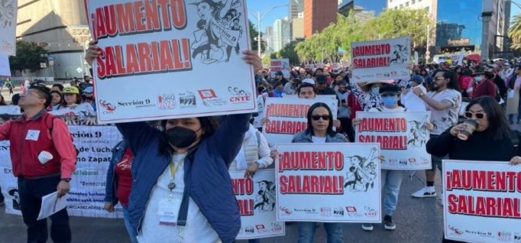 Maestros de la CNTE marchan en el Centro de la CDMX