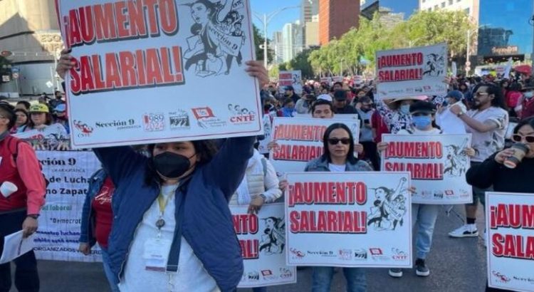 Maestros de la CNTE marchan en el Centro de la CDMX