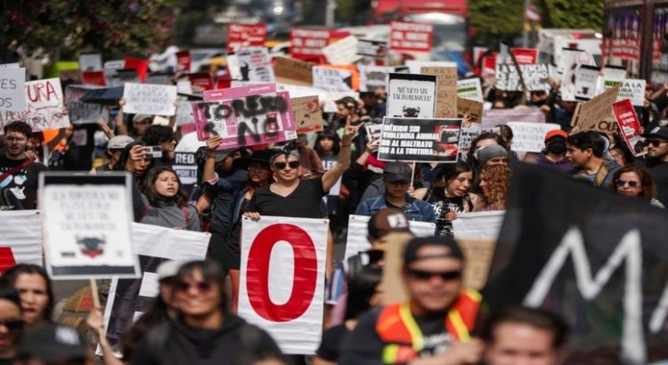 Activistas se manifiestan contra las corridas de toros en CDMX