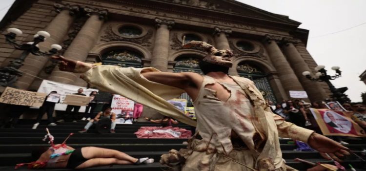 Activistas y animalistas se manifestaron en el Congreso de CDMX contra las corridas de toros