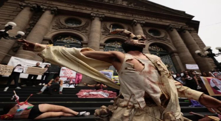 Activistas y animalistas se manifestaron en el Congreso de CDMX contra las corridas de toros