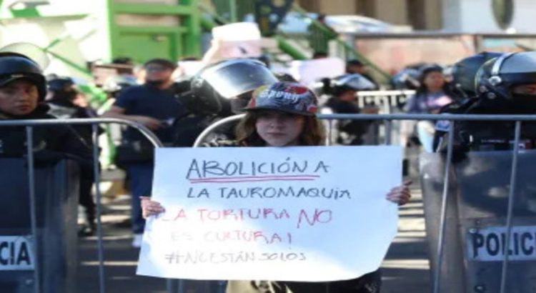 Colectivos antitaurinos se manifestaron contra las corridas de toros en el aniversario de Plaza México