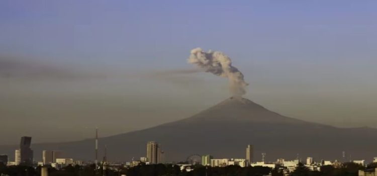 Cae ceniza en CDMX por fumarola del Popocatépetl