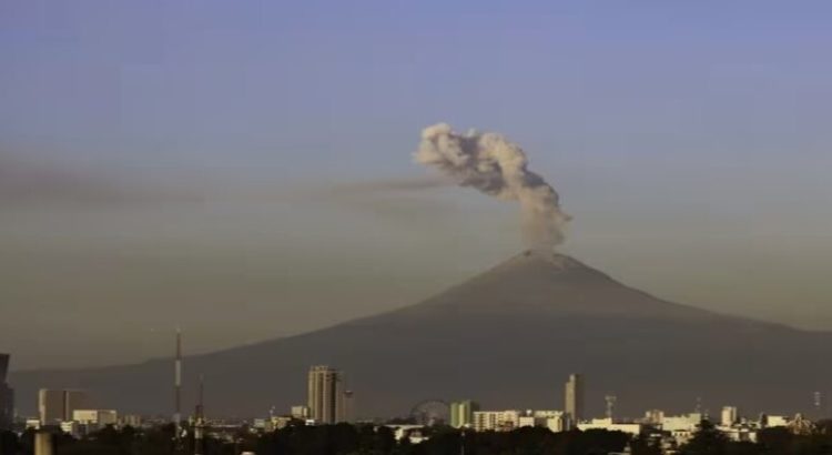 Cae ceniza en CDMX por fumarola del Popocatépetl