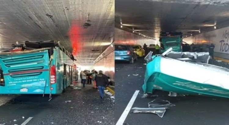 Camión de pasajeros queda atorado en el Viaducto Miguel Alemán y deja 14 heridos