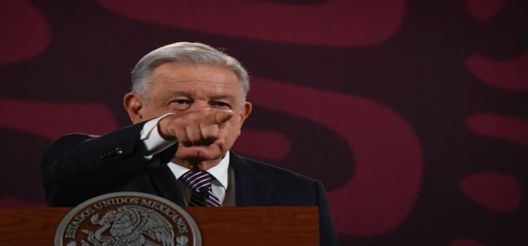 AMLO califica como asunto político filtración de datos de periodistas