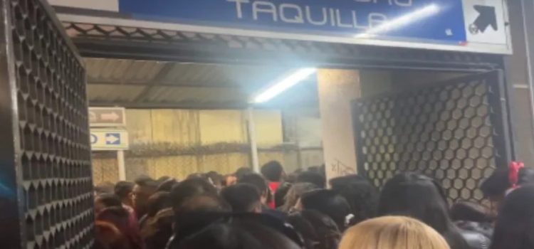 Metro de CDMX colapsado por fans de Karol G