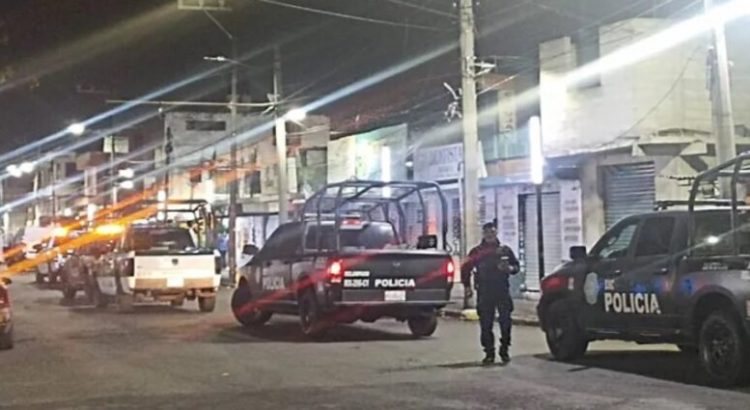 Encuentran a mujer sin vida afuera de un restaurante-bar