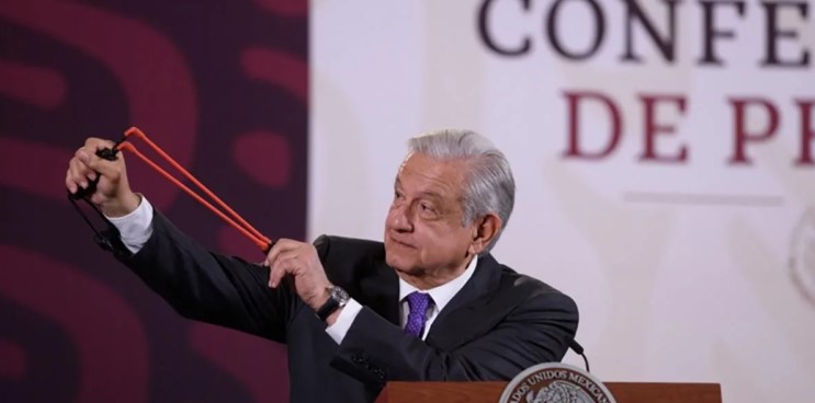 “No abusen” pide López Obrador a normalistas de Ayotzinapa