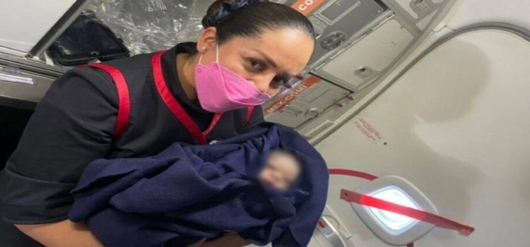 Una mujer da a luz en pleno vuelo de CDMX a Ciudad Juárez