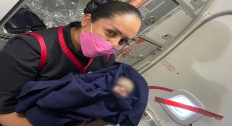 Una mujer da a luz en pleno vuelo de CDMX a Ciudad Juárez