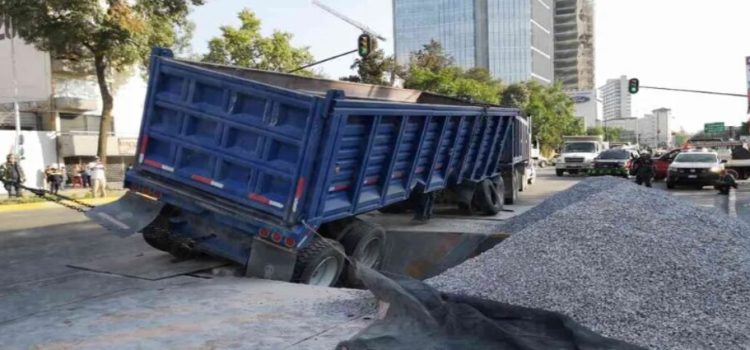 Camión con 40 toneladas de grava termina volcado San Miguel Chapultepec