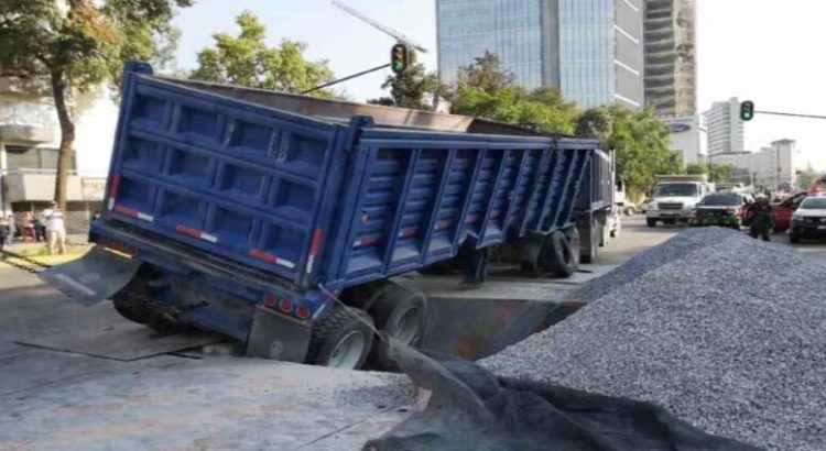 Camión con 40 toneladas de grava termina volcado San Miguel Chapultepec