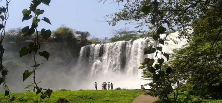 Derrumban escaleras del Salto de Eyipantla; provoca graves afectaciones al turismo