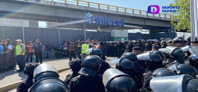 Protesta de extrabajadores de Interjet en el AICM