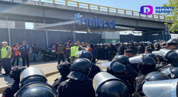 Protesta de extrabajadores de Interjet en el AICM