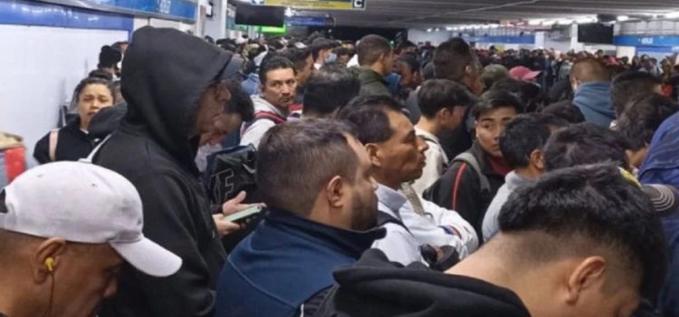 Retiro de tren provocó caos en la Línea 2 del Metro