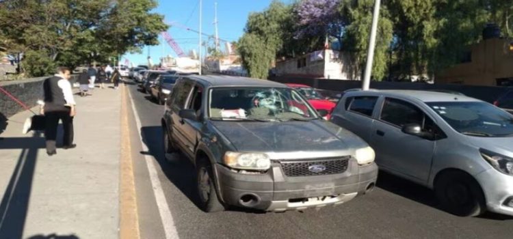 Automovilista arrolla a policía de tránsito y lo deja gravemente herido